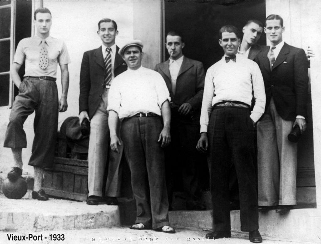 MERS EL KEBIR F UNE BROCHETTE DE PLAY BOYS AU VIEUX PORT 1933.JPG